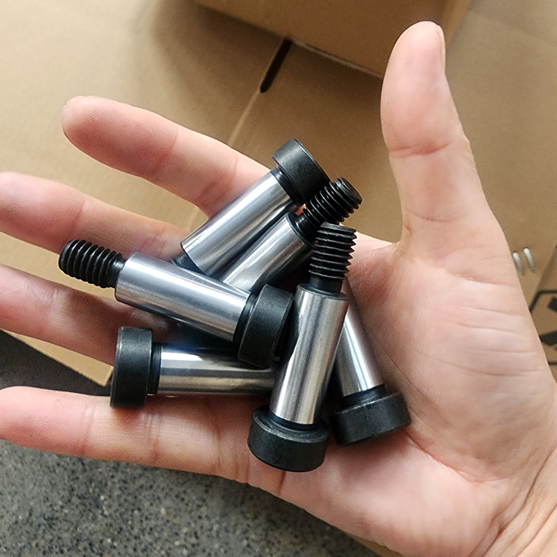 1-8 UNC x 6 インチグレード 8.8 精密リン酸塩ショルダーボルト